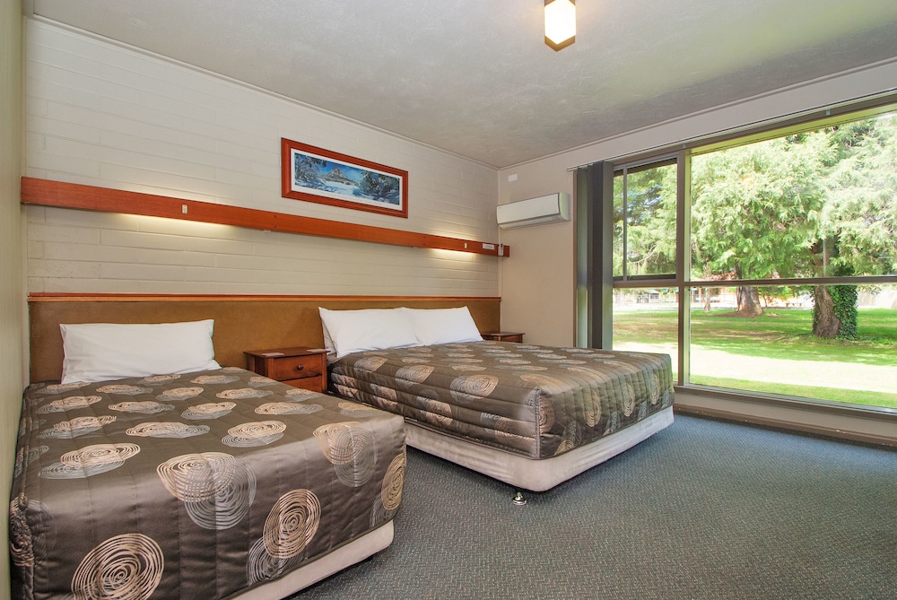 BRIGHT MOTOR INN 25/44