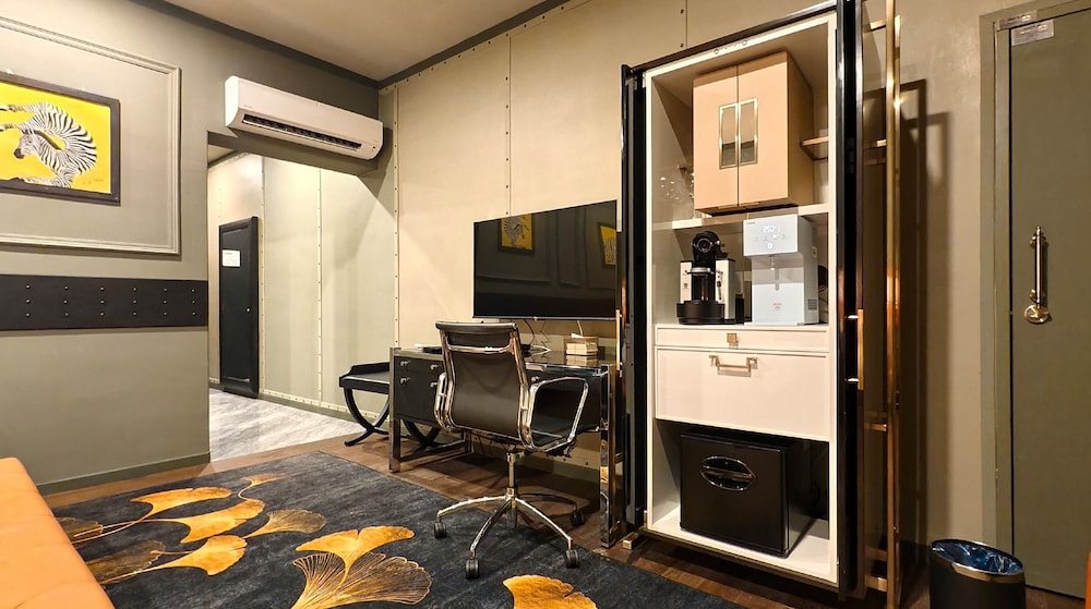 Bedrock Hotel 42/50