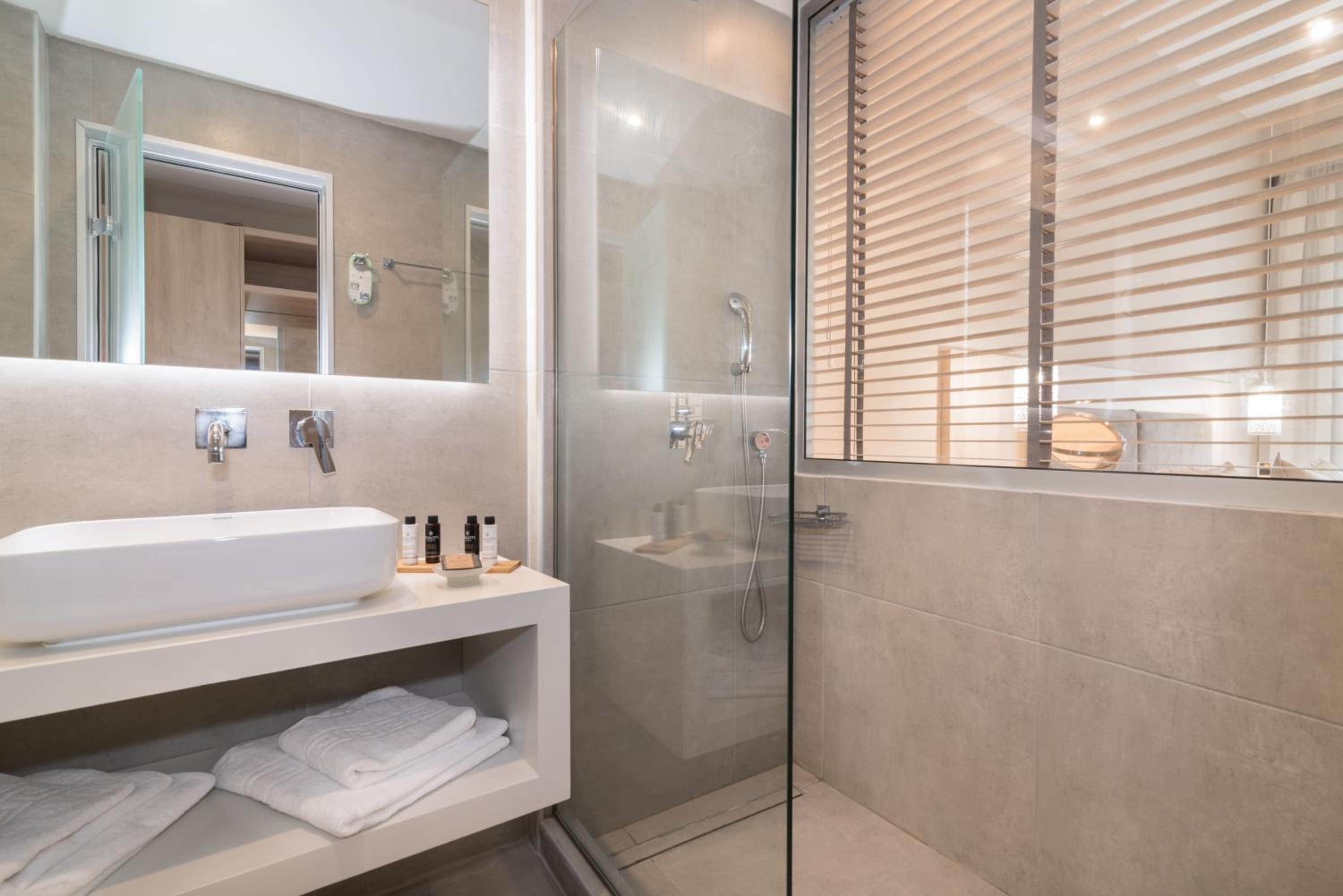 VenusHotel and Suites 46/50