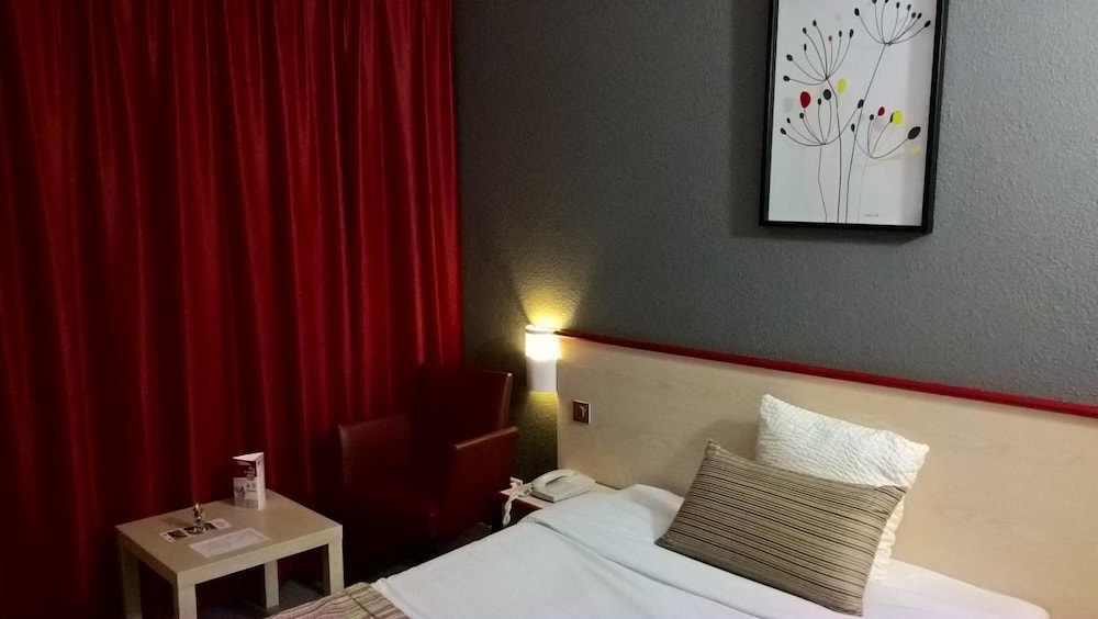 HOTEL TAMBOURIN 18/40