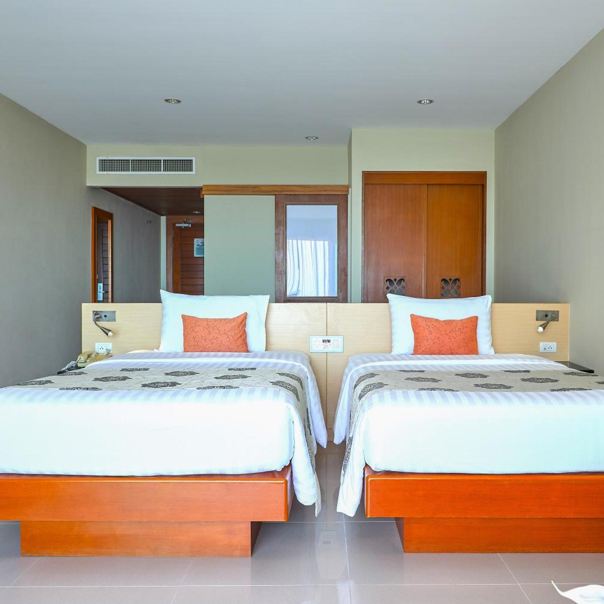 Deluxe, Twin Beds, Pool Access
