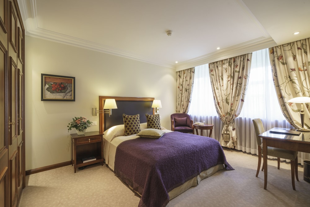 Mountain, Superior, Single, Queen Bed