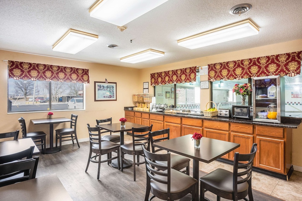 Econo Lodge Princeton 37/43
