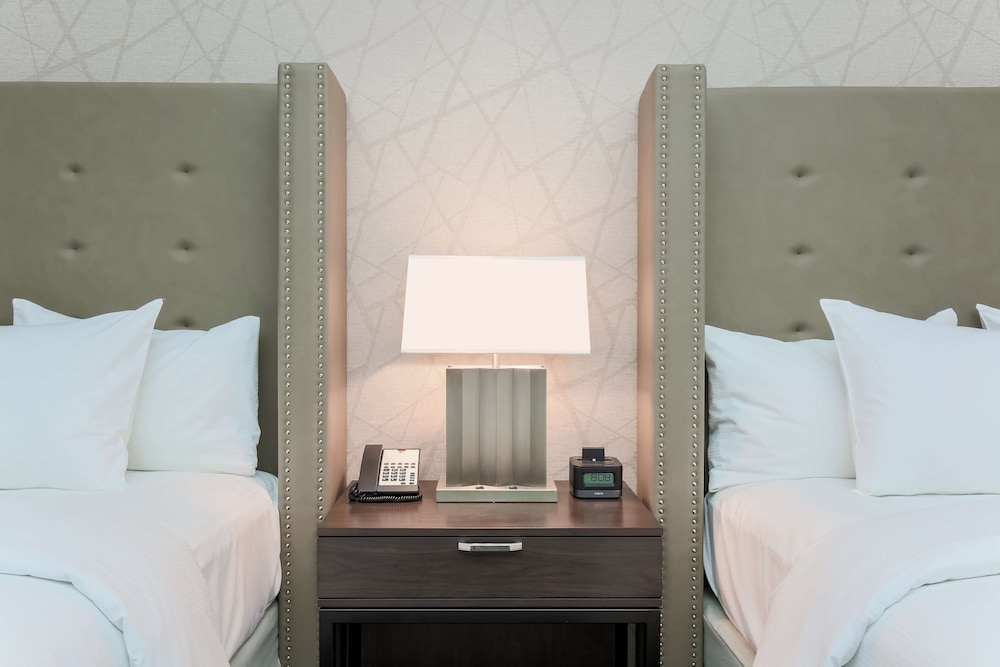 DOUBLETREE BY HILTON EVANSVILLE 15/74