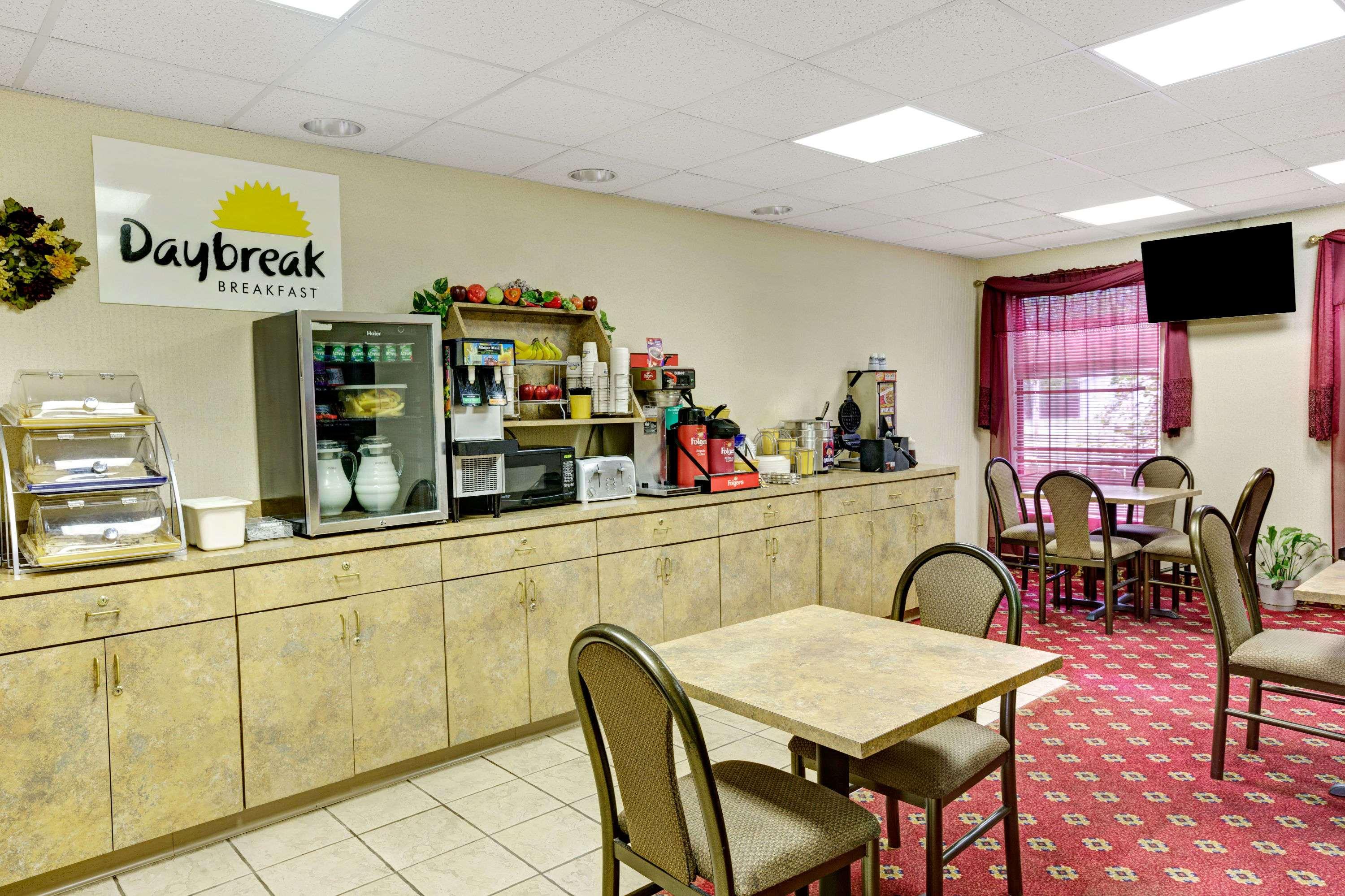Days Inn & Suites by Wyndham Louisville SW 13/17