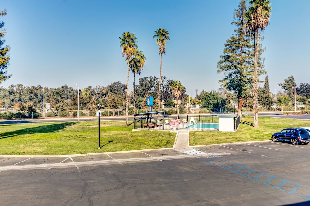 Motel6 Visalia, CA 40/50