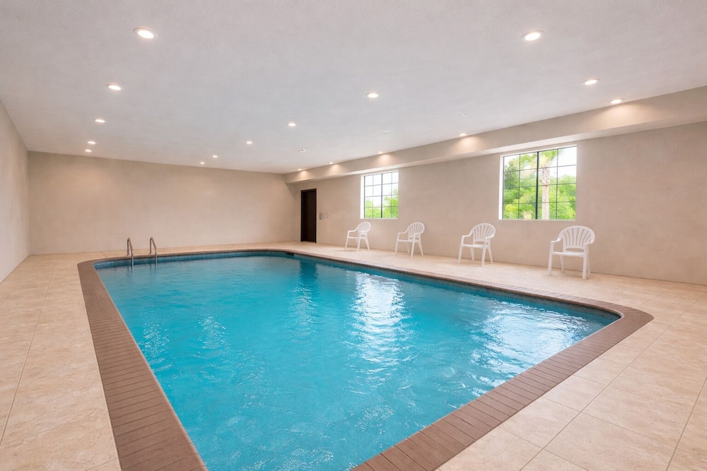 Days Inn & Suites by Wyndham Greater Tomball 36/61