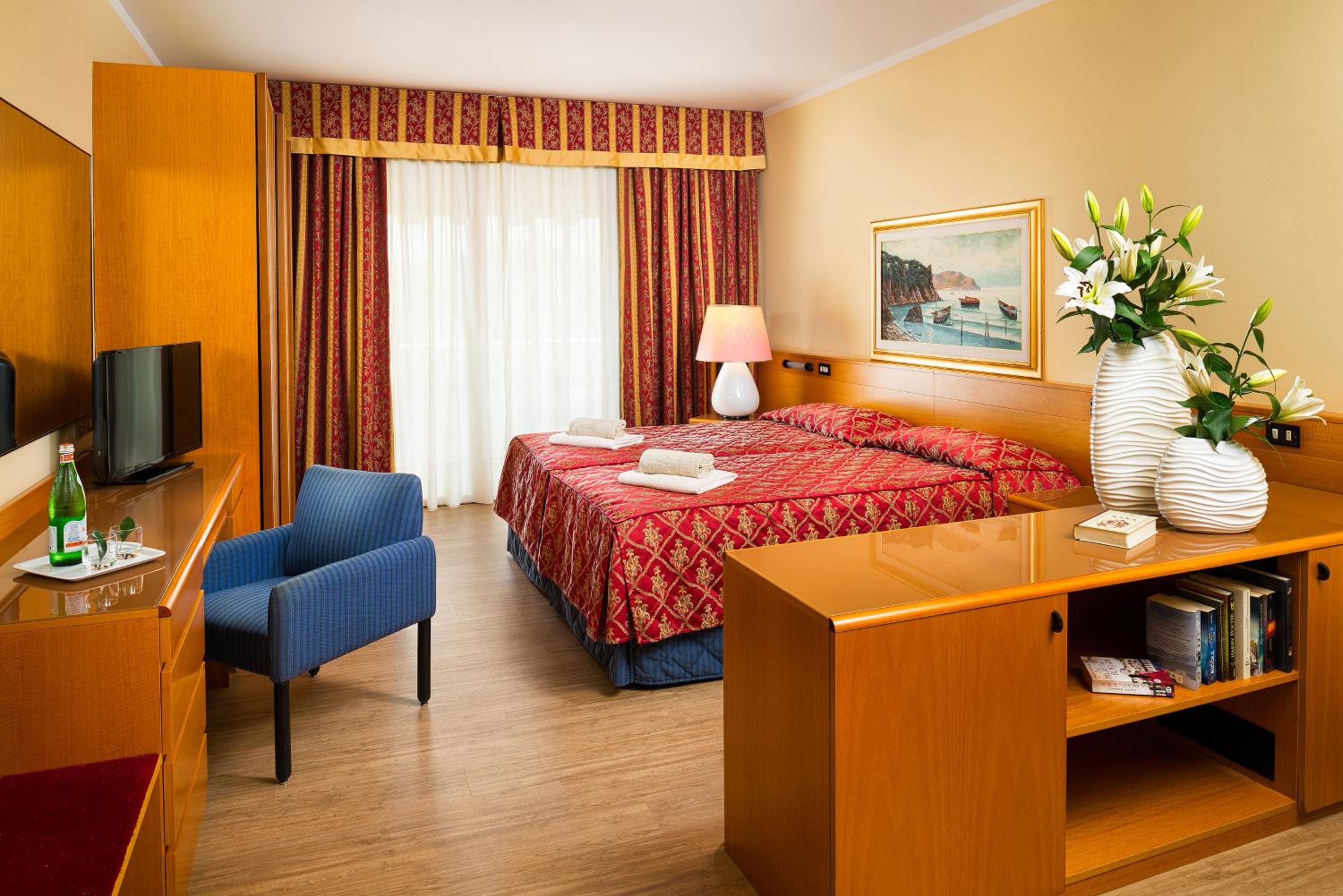 DELUXE, DOUBLE OR TWIN BED