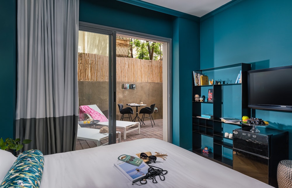 ROOM, PATIO, GARDEN AREA
