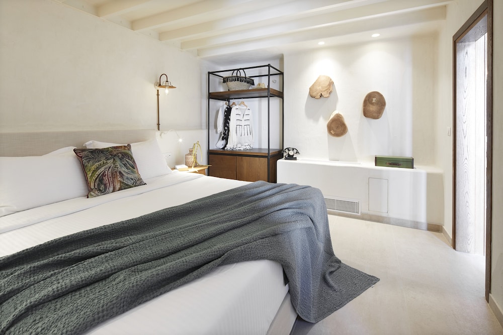 INTERIOR, SUITE, KING BED, PLUNGE POOL