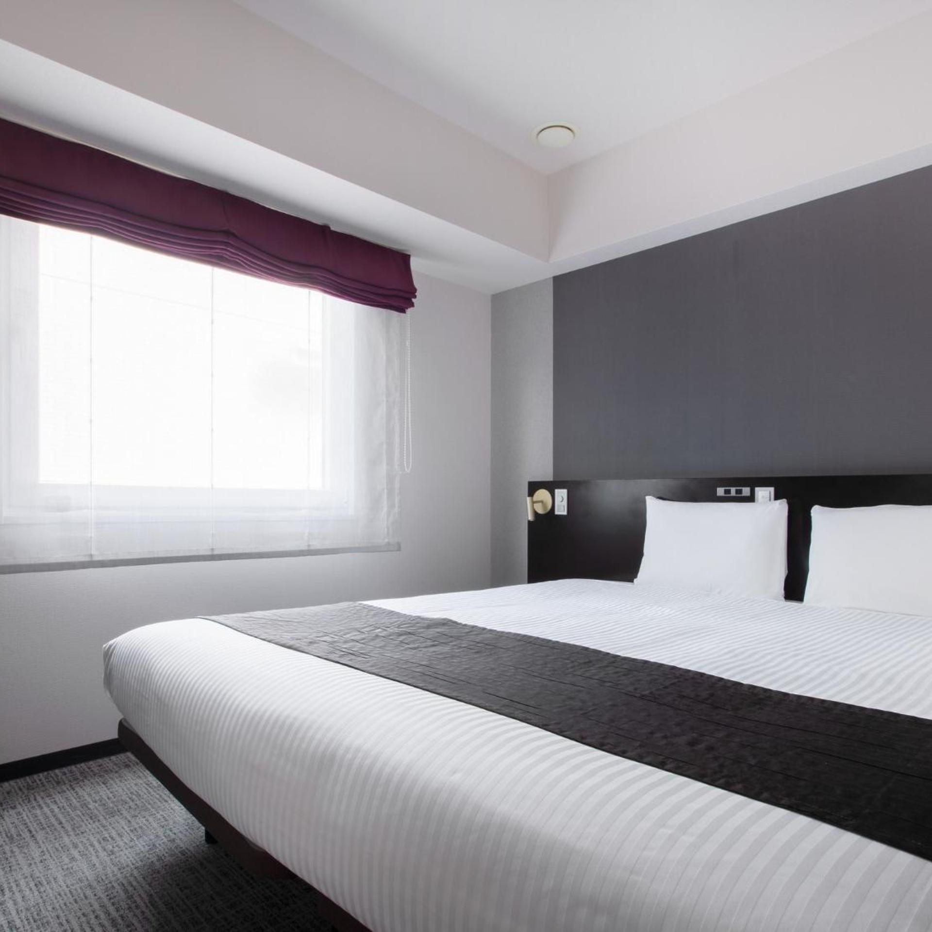 HOLLYWOOD, TWIN BEDS