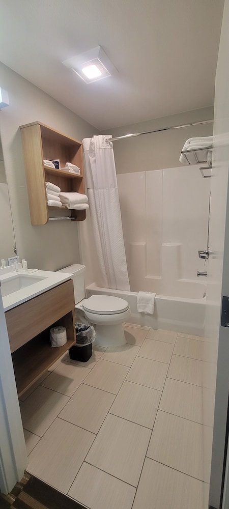 Microtel Inn and Suites By Wyndham Fountain North 33/44
