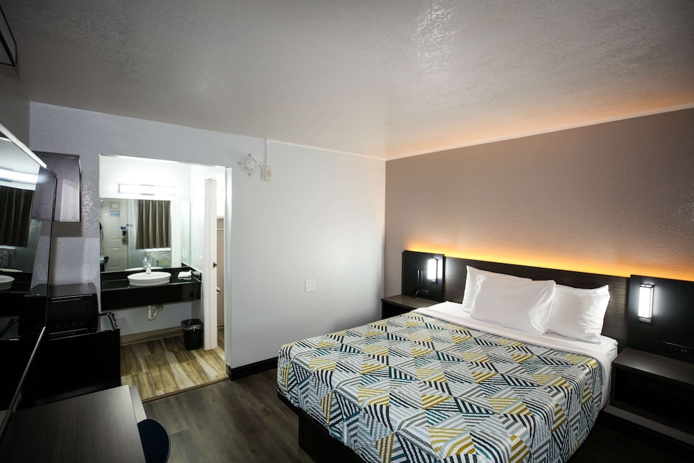 DELUXE, QUEEN BED