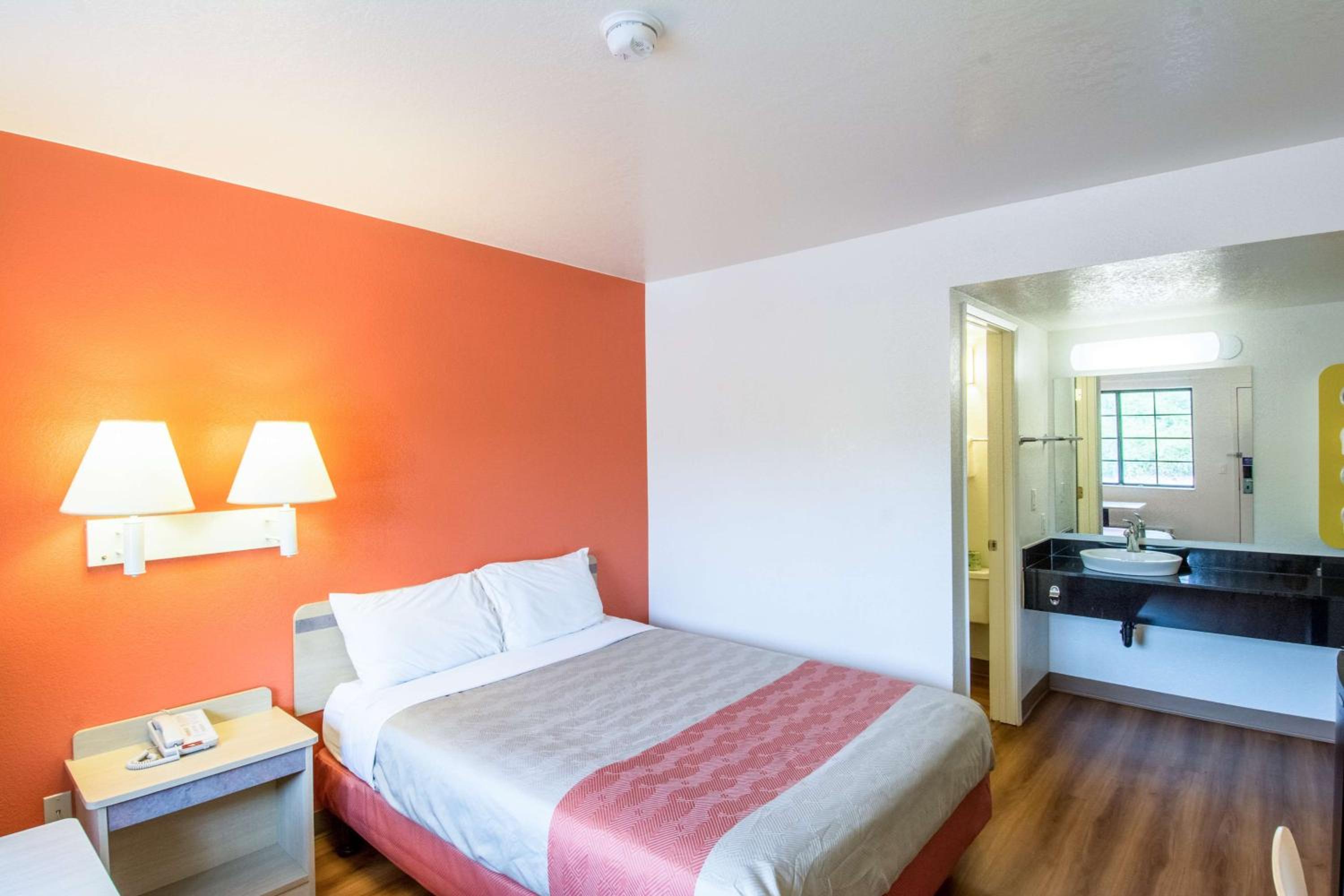 1 Queen Bed, Motel6 Redding, CA - North 5/10