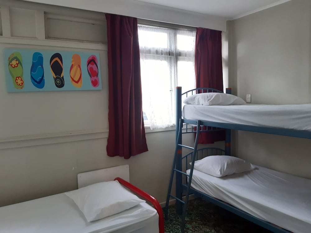 Ariki Backpackers 12/71