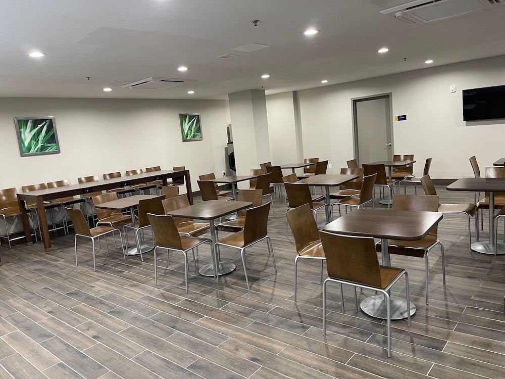 Days Inn by Wyndham Bronx NYC 32/50