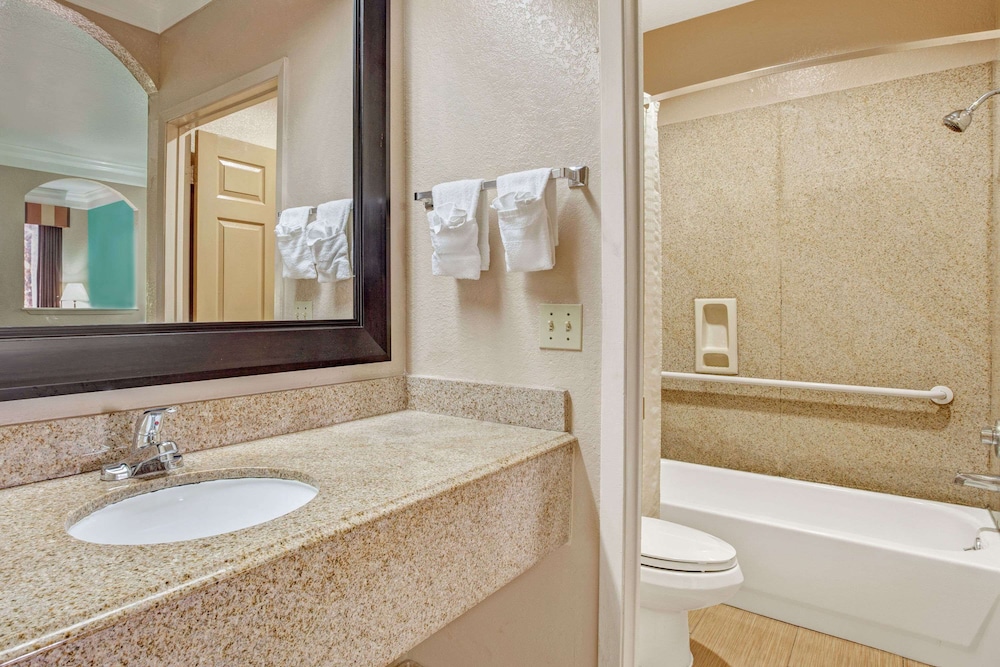 Super 8 by Wyndham Galveston 9/37
