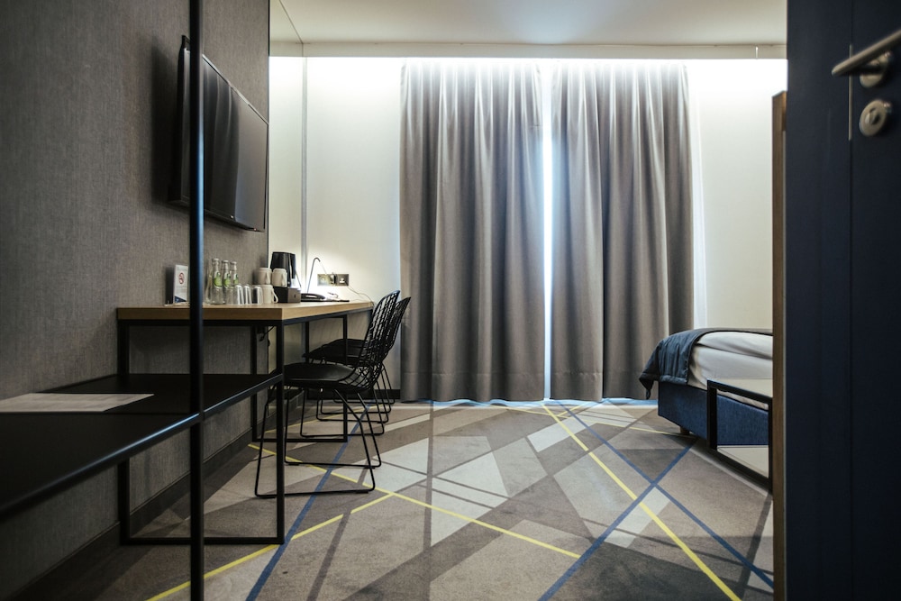AIR HOTEL 32/67
