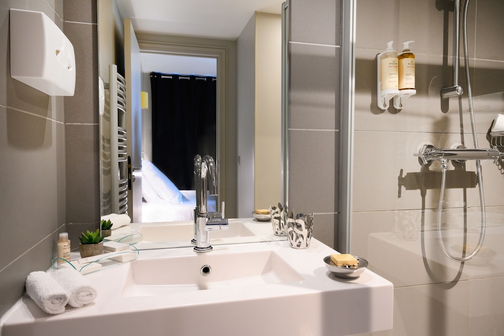 Suites and Hotel Helzear Champs Elysees 62/65