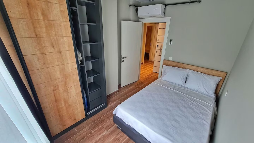 Sun Suites 7/41