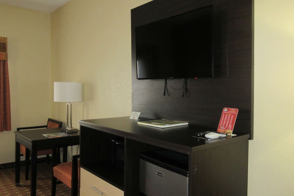 Quality Inn & Suites Benton Harbor - St. Joseph 21/24