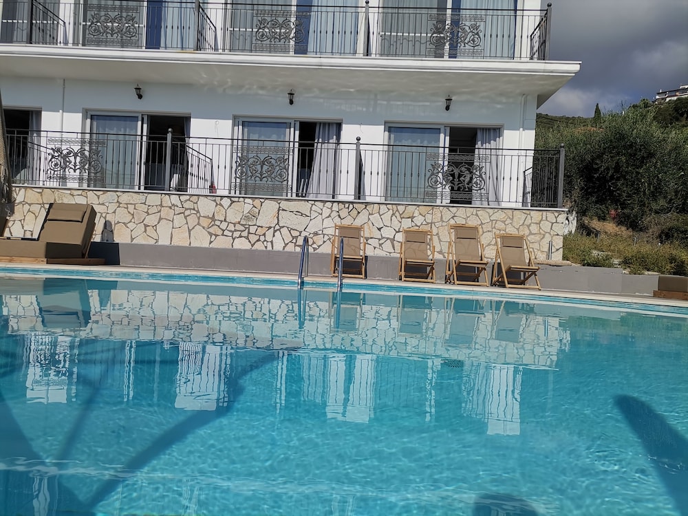 Enjoy Lichnos Bay Village Camping Hotel & Apartments