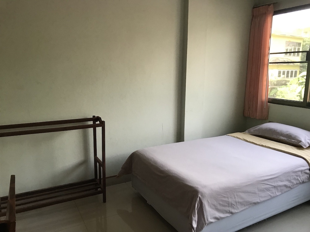 Sirimongkol Hotel 12/18