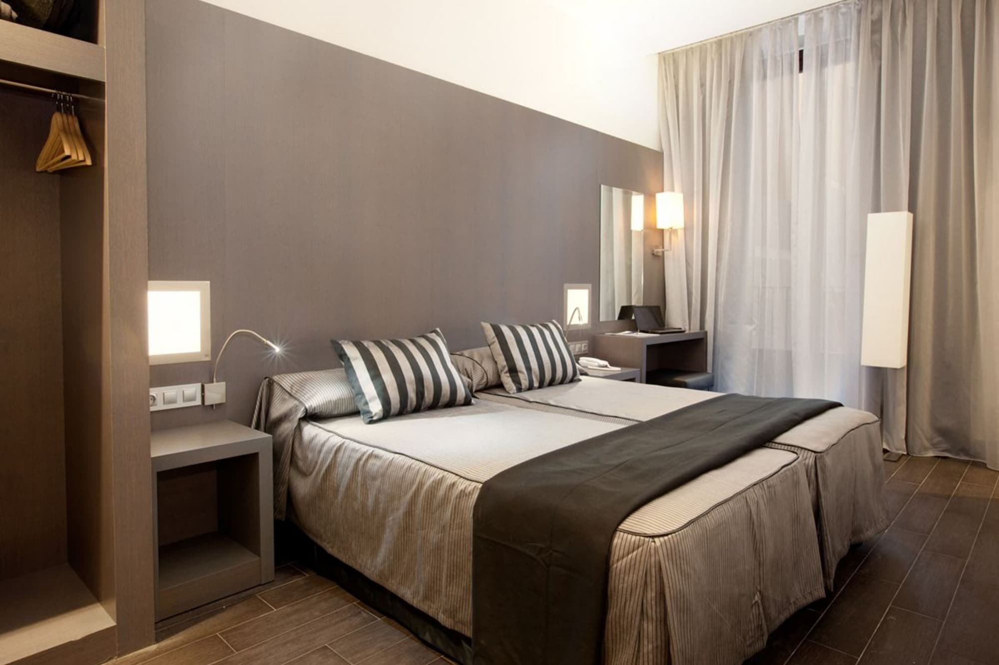 SUPERIOR, DOUBLE OR TWIN BED