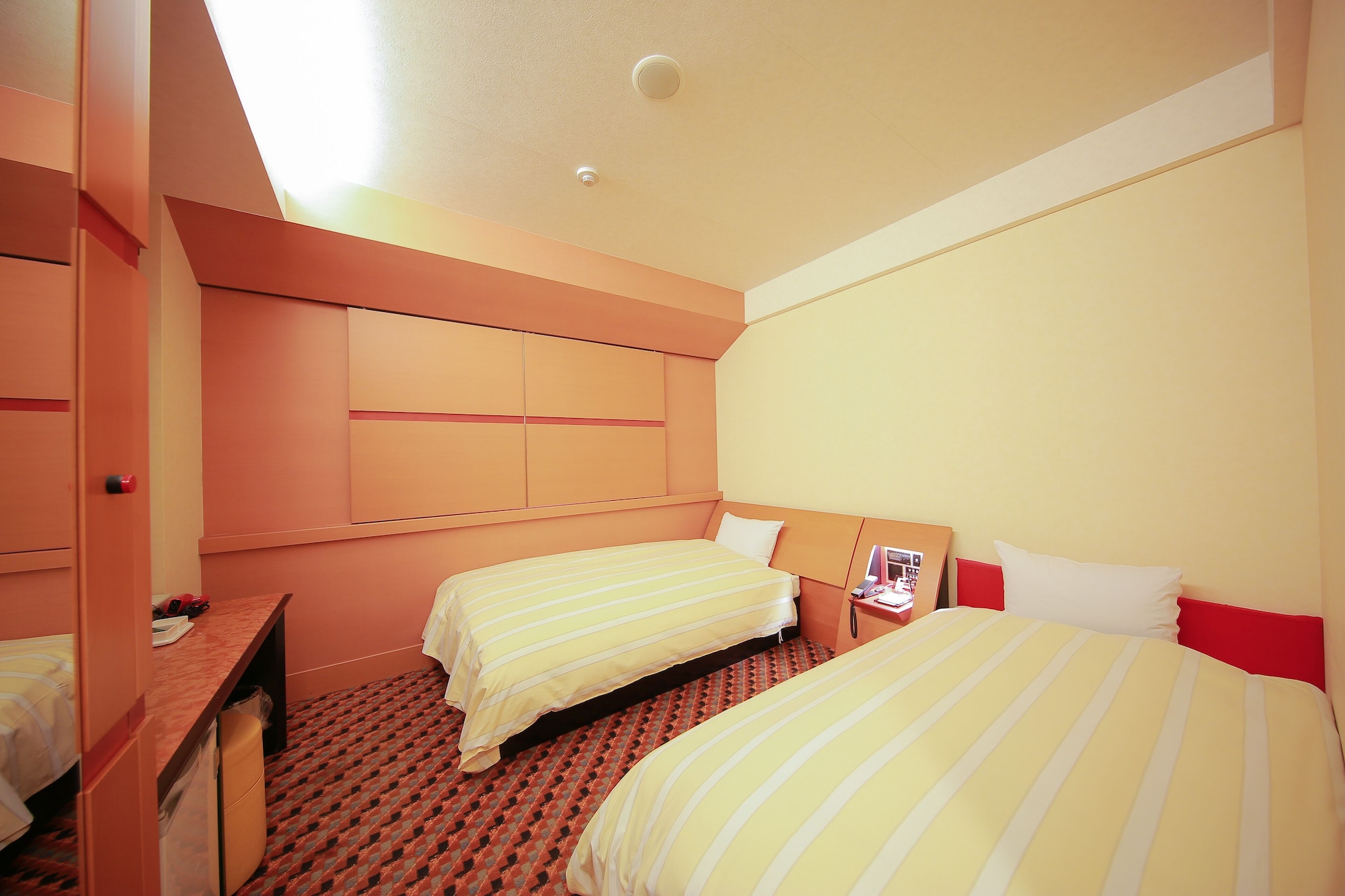 ROOM, TWIN BEDS
