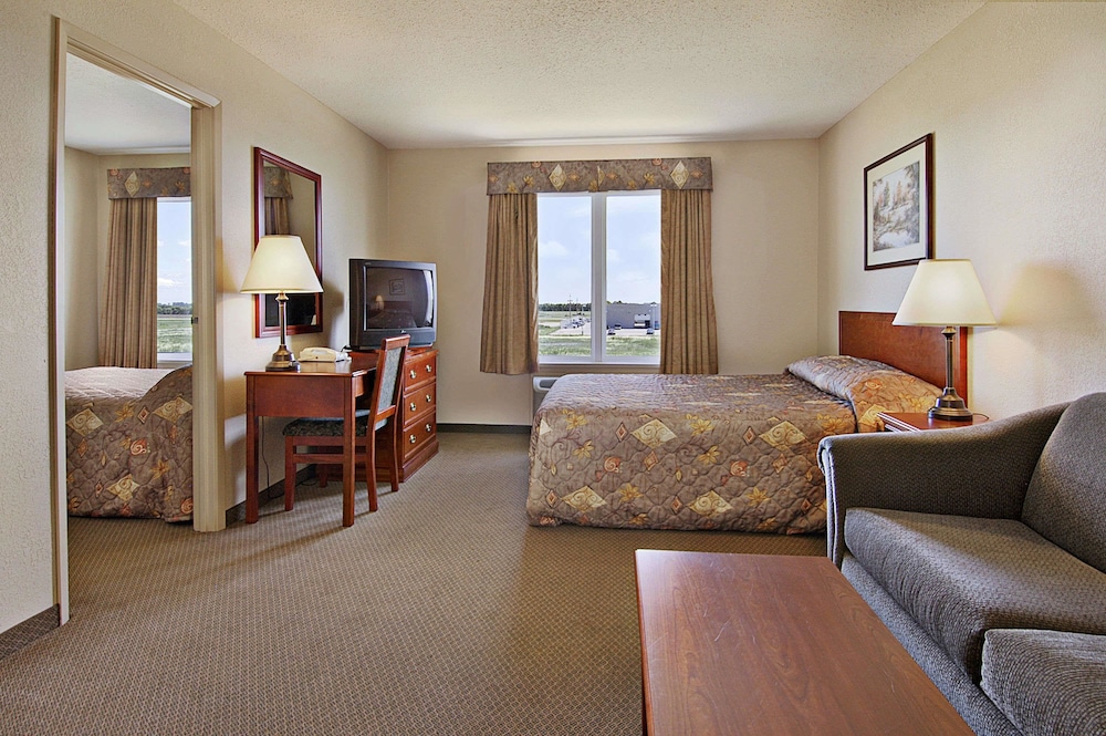 Days Inn & Suites by Wyndham Winkler 25/43
