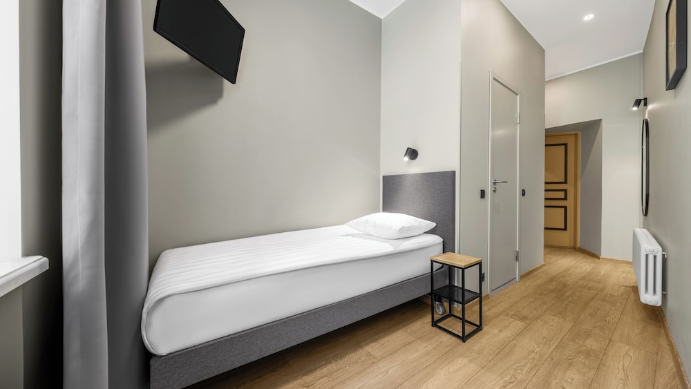 ROOM, SINGLE