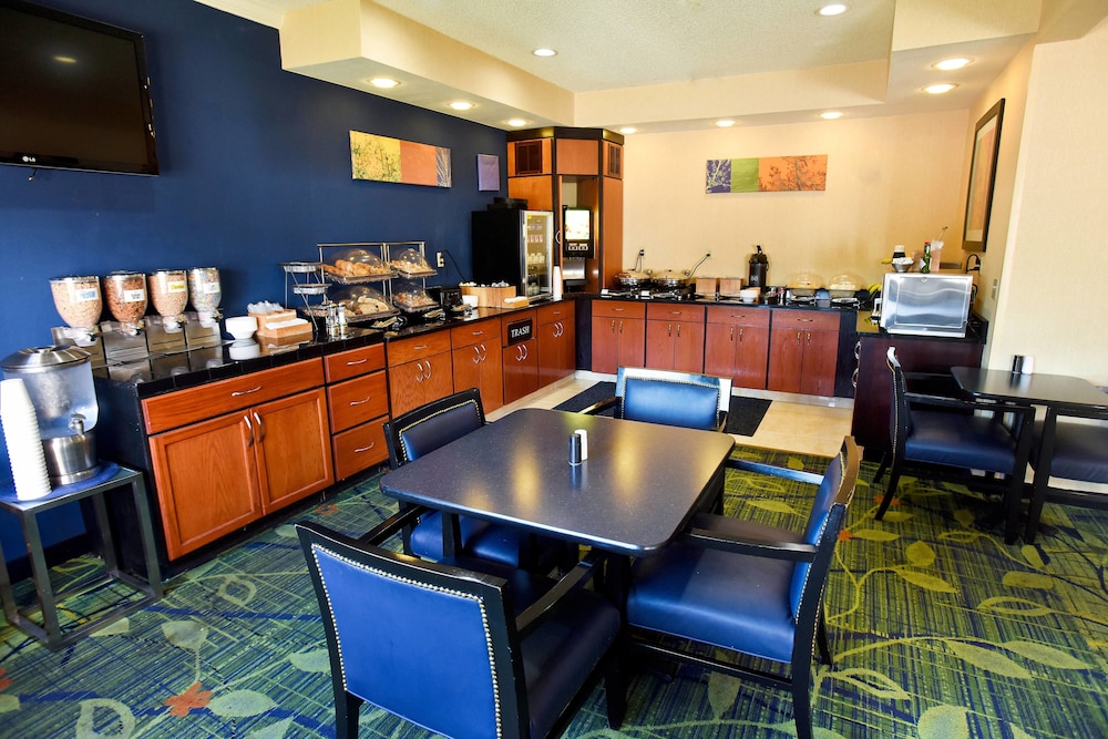 AmericInn by Wyndham Topeka 28/37