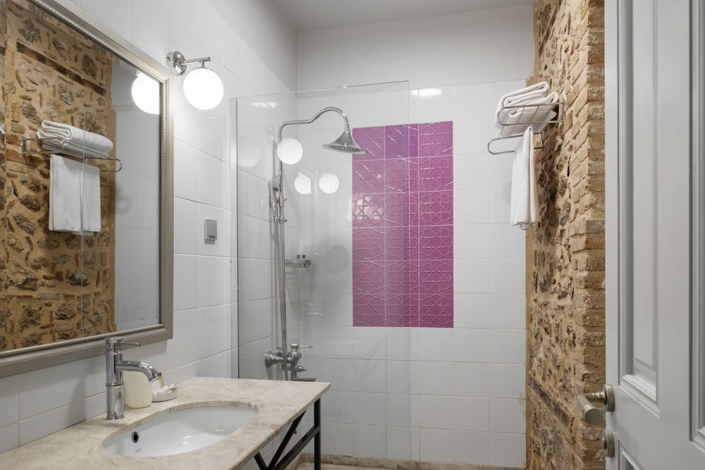 Delight Deluxe Boutique Hotel 73/79
