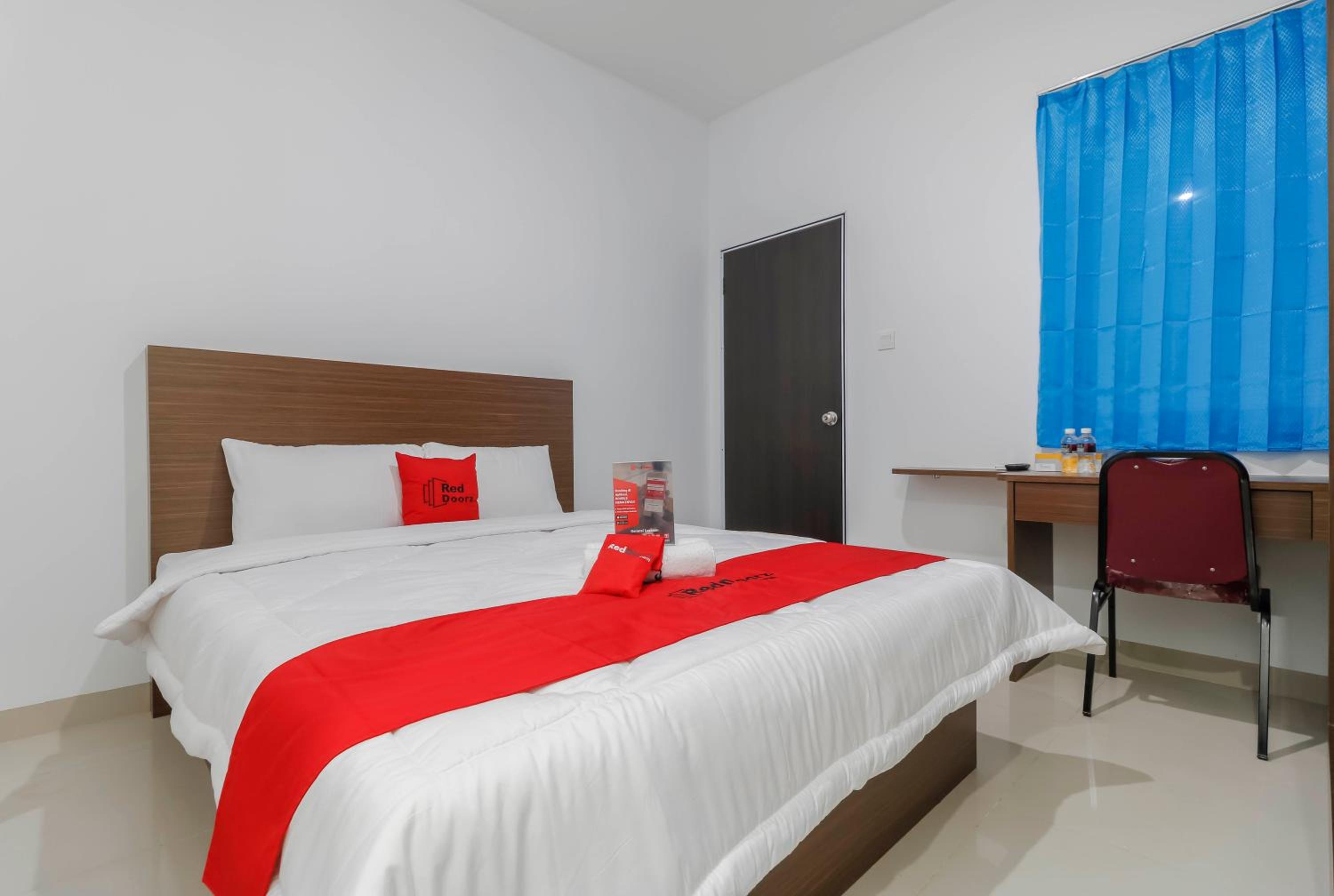 RedDoorz Plus near Kepri Mall 21/44