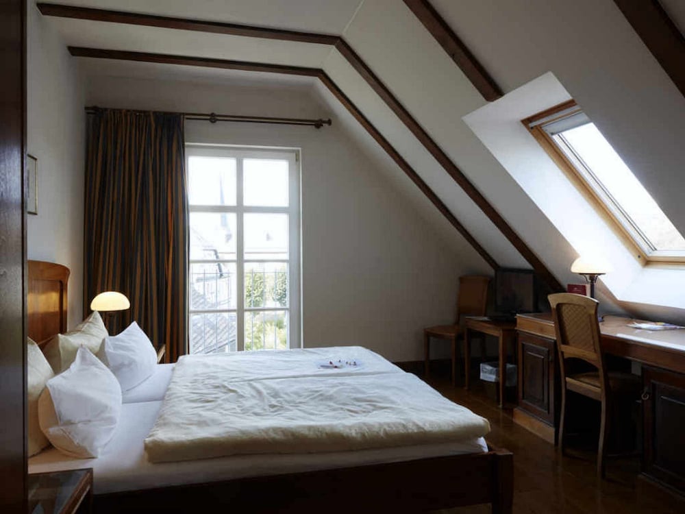 HOTEL SNORRENBURG 4/24