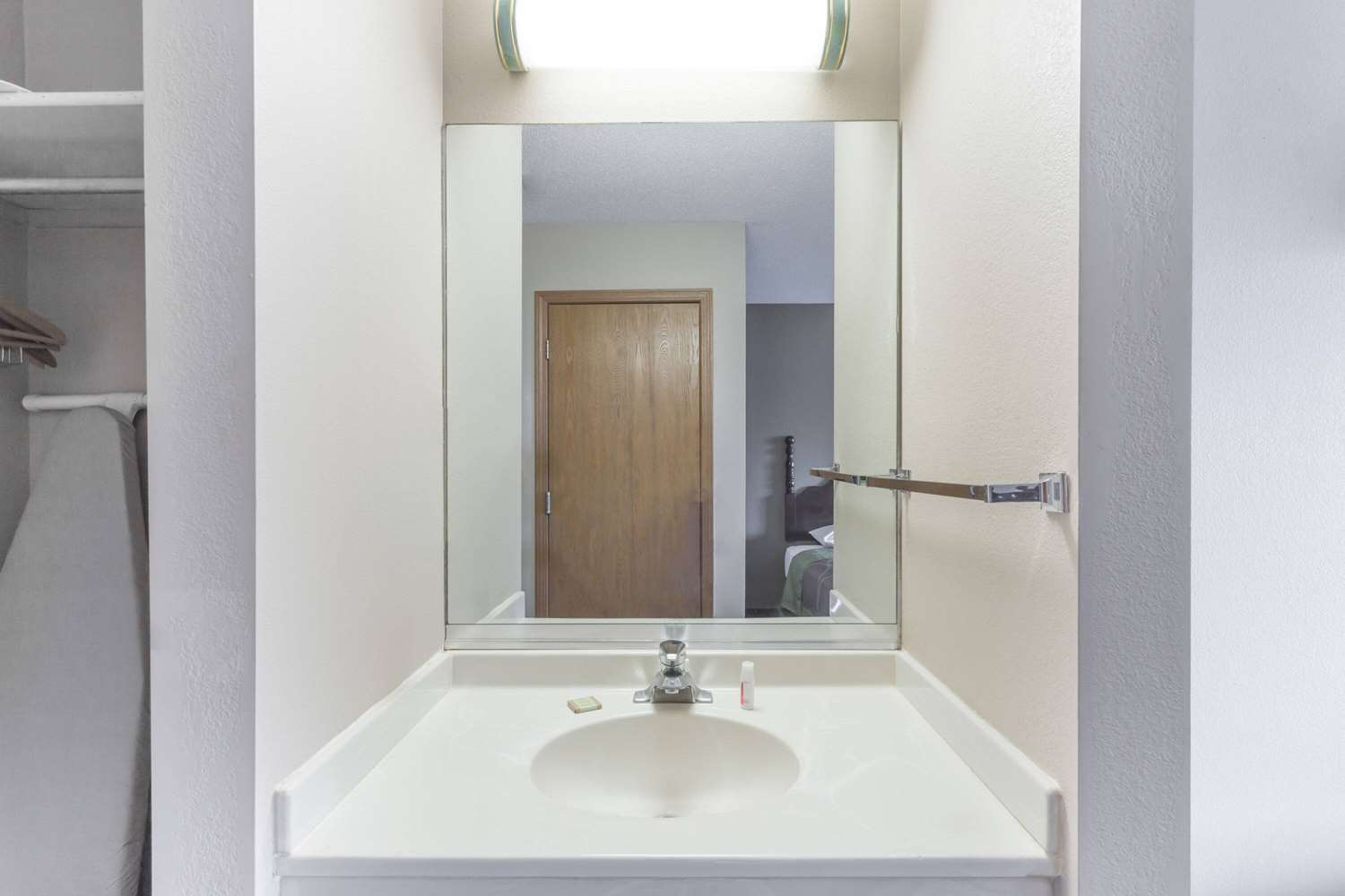Super 8 by Wyndham Yorkville 15/16