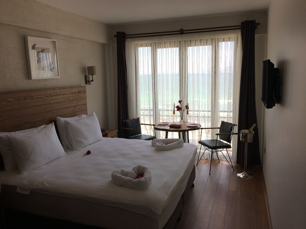 8 Rooms Boutique Hotel 12/50