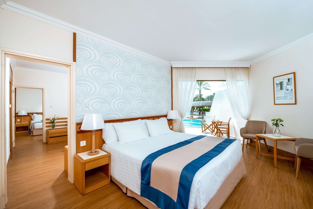 Constantinou Bros Athena Beach Hotel 22/75