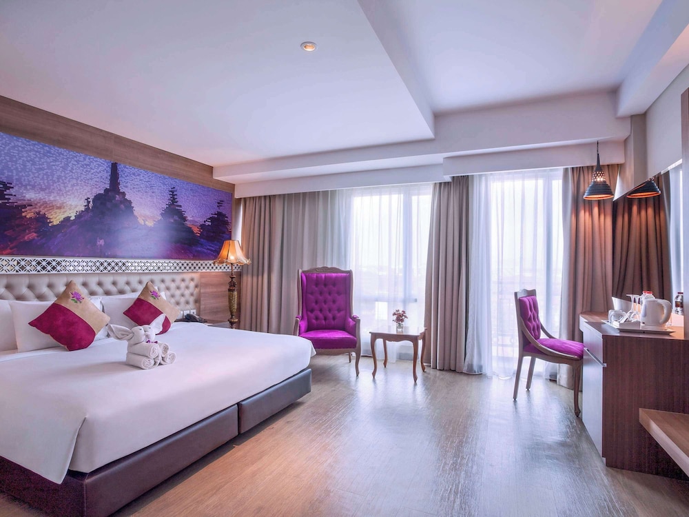 DELUXE, KING BED