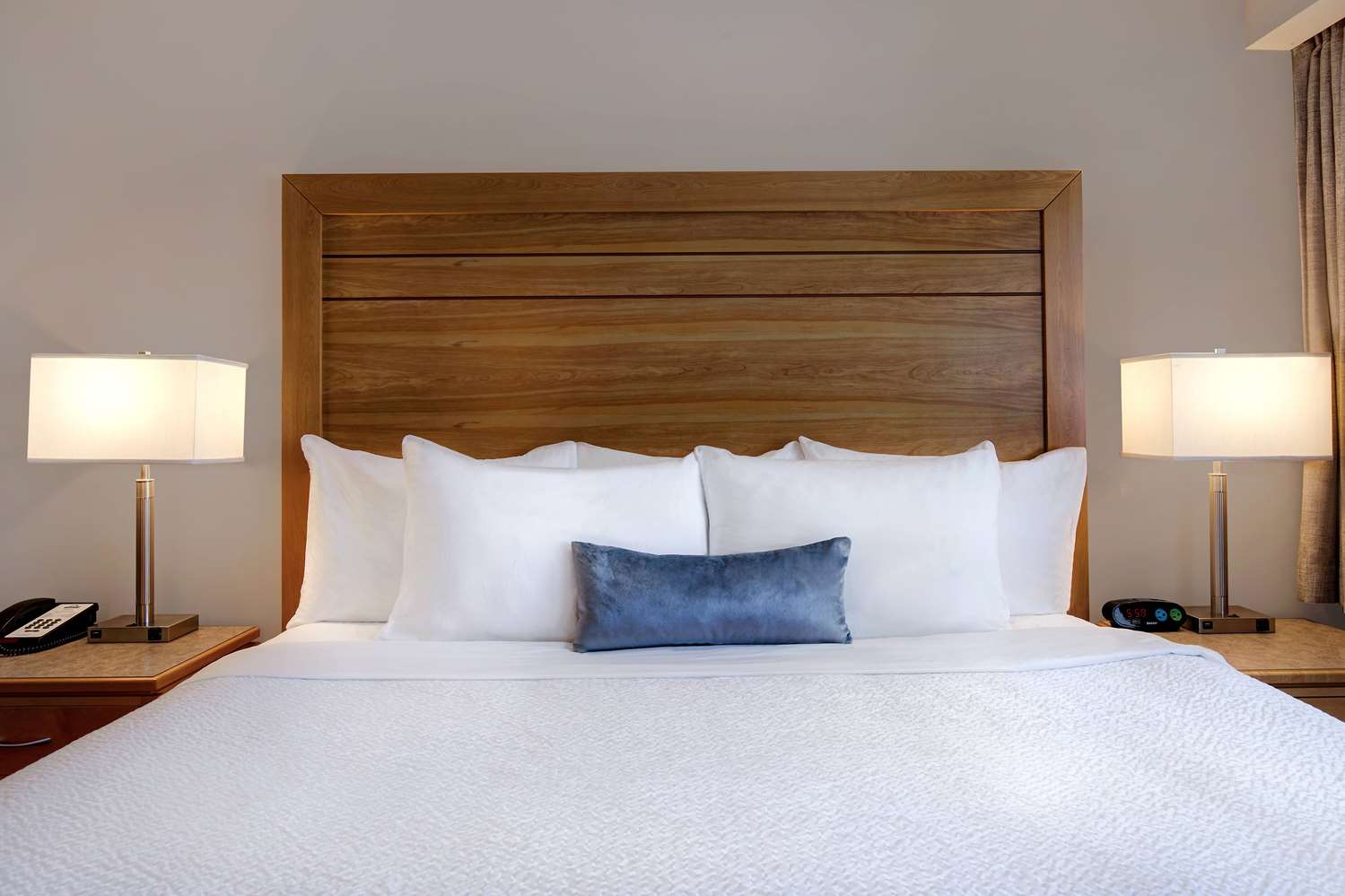 Days Inn by Wyndham Victoria Airport Sidney 14/34