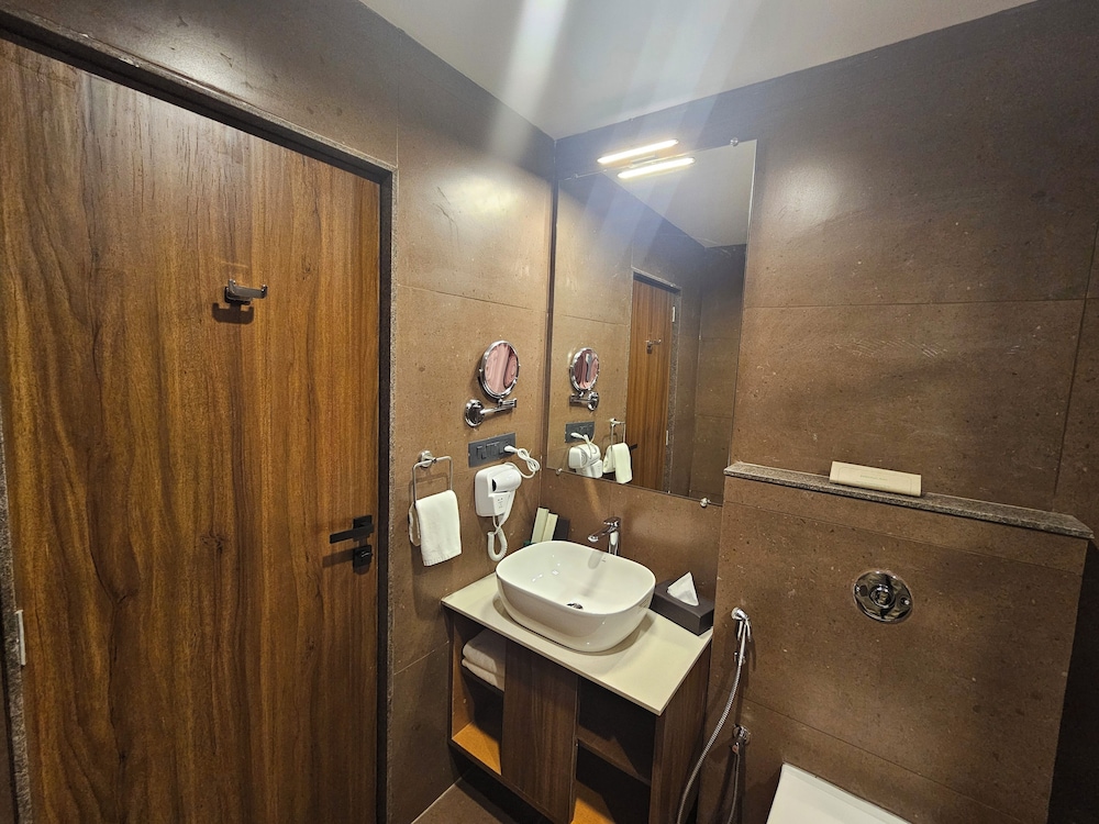 The Fern Wisteria Resort Dhari 52/53