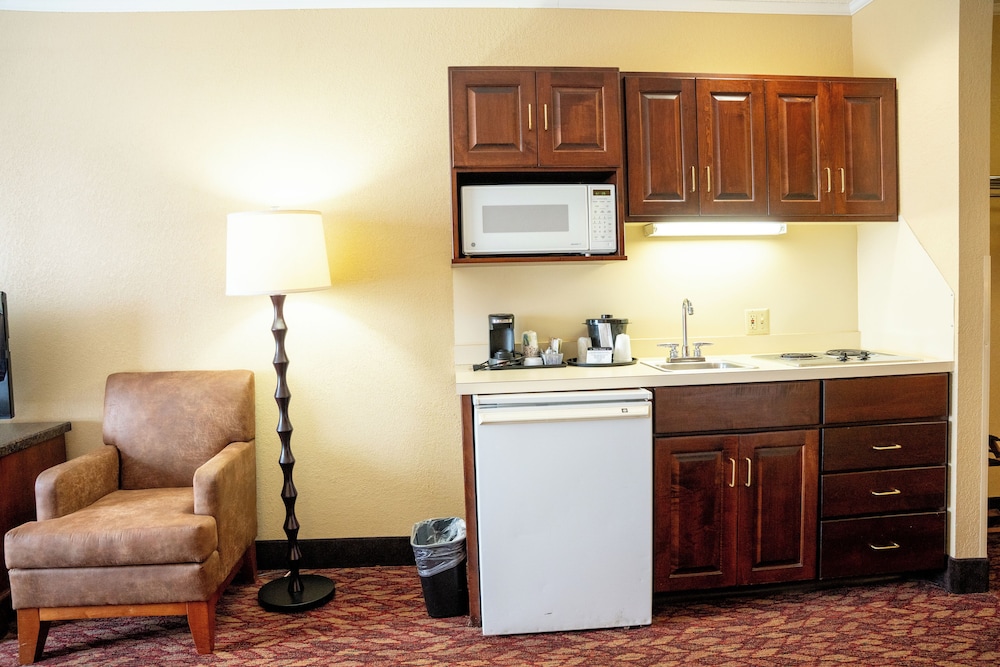 Coshocton Village Inn and Suites 10/68
