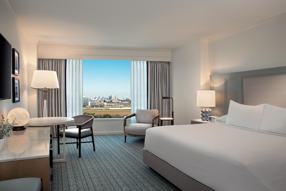 ROOM, KING BED, RUNWAY VIEW