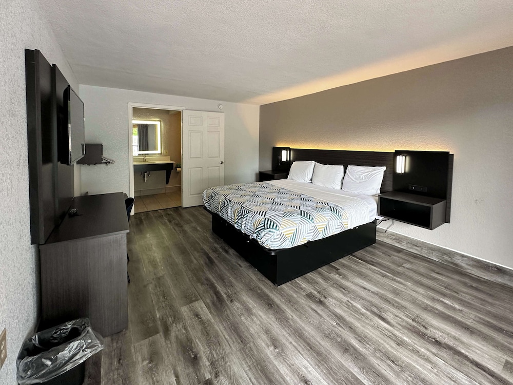 DELUXE, KING BED