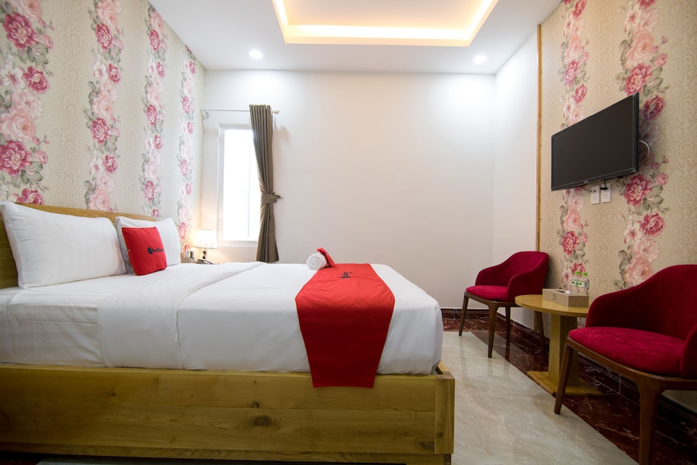 RedDoorz Plus near Tan Son Nhat airport 2 26/50