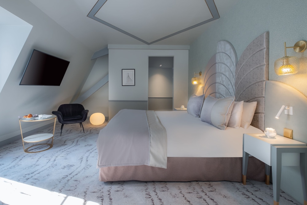 SUITE, EIFFEL VIEW
