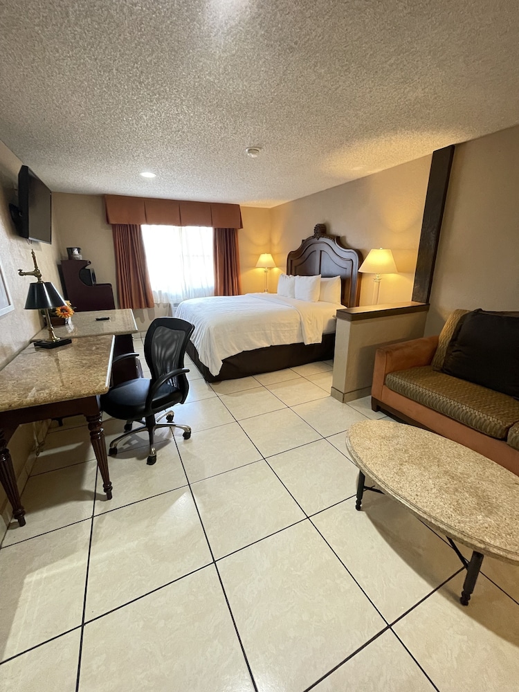 Quality Inn Suites Near the Border 8/67