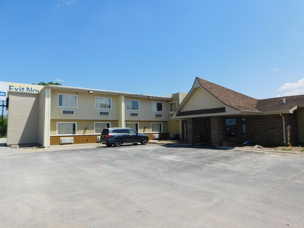 Days Inn by Wyndham West Branch Iowa City Area 1/42