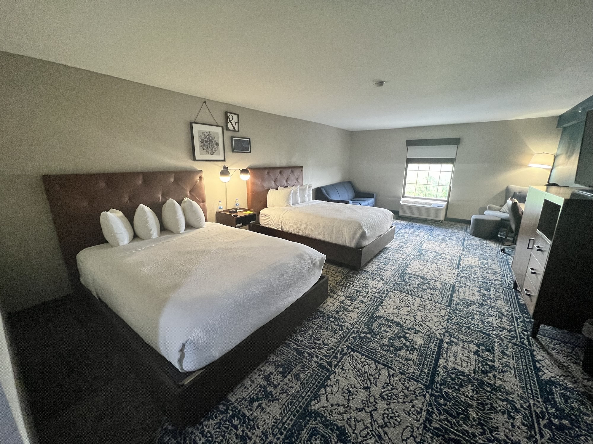 غرفة ديلوكس بسريرين كوين مع أريكة، Four Points by Sheraton Greensboro Airport 2/5