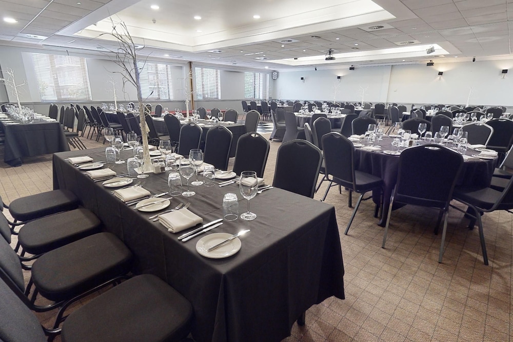 Village Prem Swansea Hotel Leisure Club 56/61
